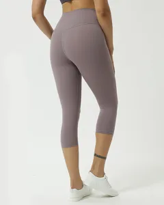 Hochwertige High-Waist Capri Yogaleggings für Damen, weiches Material, bequeme Fitnesshose.