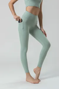 Detalle de los cómodos leggings de yoga de talle alto con práctico bolsillo lateral para el teléfono.