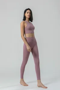 Detail du pantalon de yoga taille haute et du crop top, tissu respirant avec poches laterales.