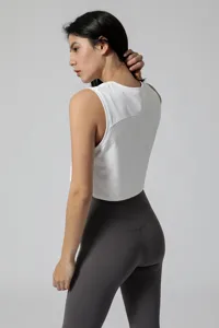 Wit korte yoga tanktop detail met mouwloos ontwerp en comfortabele pasvorm voor fitness.