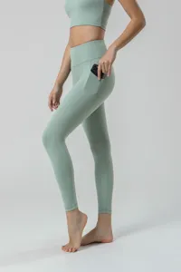 Conjunto de pantalón de yoga verde de cintura alta con bolsillos, tacto suave y cómodo.