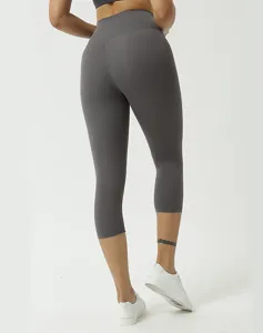 Rückansicht Detail von hochtaillierten kurzen Yoga Leggings, weicher Stoff und enge Passform.