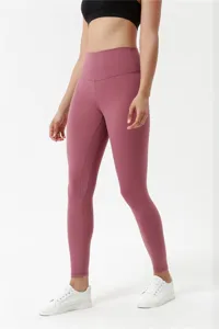 Vista dettagliata dei pantaloni da yoga a vita alta con tessuto elastico, vestibilità slim.