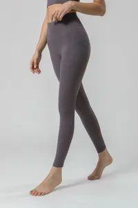 Vista detallada de los leggings de yoga de cintura alta con bolsillos laterales y tela suave.