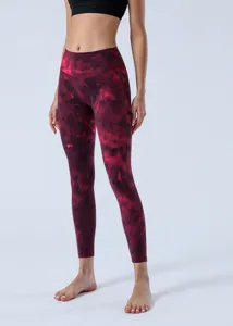 Λεπτομερές κοντινό πλάνο από το κόκκινo tie-dye ψηλόμεσο κολάν γιόγκα γυμναστικής.