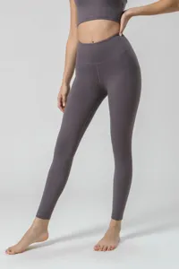 Mallas deportivas de talle alto con bolsillos laterales y sujetador de detalle.