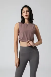 Detailopname van ademende mouwloze crop top en fitnessleggings voor de trainingessies.