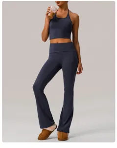 Conjunto de yoga azul oscuro con top halter corto y pantalón acampanado de tiro alto.