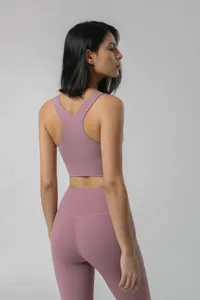 Vue detaillee de la brassiere de sport et du legging taille haute pour l'entrainement.