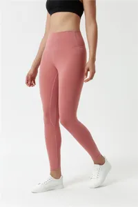 Primo piano dei leggings da yoga rosa a vita alta con design aderente e modellante.