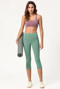 Detailansicht von hochtaillierten kurzen Yogaleggings und Sport-BH im Profi-Studio.
