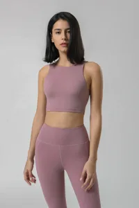 Vue détaillée de l'ensemble de yoga femme sensation nue, vêtement de sport fitness.