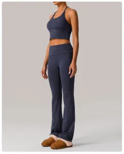 Vista detallada conjunto yoga mujer azul oscuro top corto pantalón acampanado deporte
