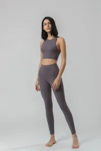 Vue détaillée de l'ensemble de yoga sans coutures pour femmes haut court et leggings.