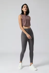 Gedetailleerd overzicht van de stijlvolle dames fitness crop top en hoge yoga legging outfit.