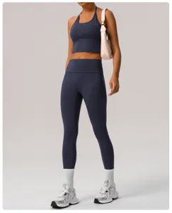 Conjunto de yoga con crop top halter y leggings de tiro alto ideales para entrenar.
