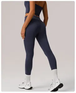 Detalle trasero de conjunto de leggings de yoga de cintura alta y top, tela elástica transpirable.