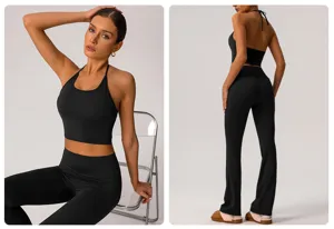 Conjunto de yoga negro top corto halter y pantalones acampanados de tiro alto detalle.