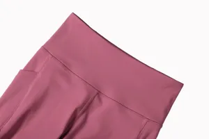 Gros plan de pantalon de yoga à taille haute avec poches latérales et tissu doux.