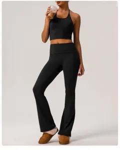 Vista detallada del conjunto deportivo negro para mujer con crop top halter y pantalón acampanado.