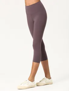 Hochtaillierte Capri-Yogahose aus doppelt gebürstetem Stretch-Stoff, bequeme figurbetonte Passform.
