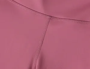 Gros plan sur le tissu de pantalon de yoga brossé doux avec des détails de coutures doubles.