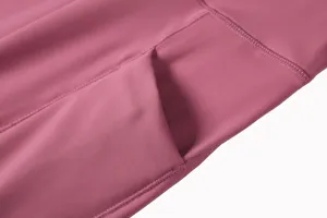 Gros plan détaillé du pantalon de yoga taille haute pour femme avec poche et tissu doux.
