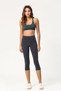 Hochtaillierte Capri-Yogahose und atmungsaktives Sport-BH-Set, bequemes angerautes Gewebe.