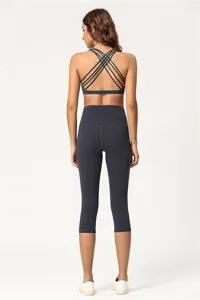 Rückansicht von Damen High-Waist Capri Yoga Hose mit Kreuzgurt Sport-BH, sehr bequem.