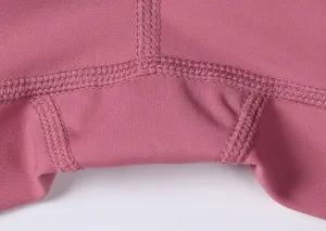 Vue détaillée de pantalon de yoga rose pour femme en tissu doux et coutures précises.