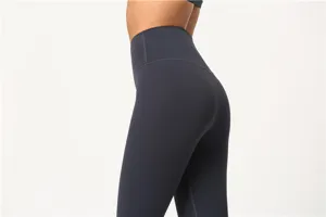 Detailansicht grauer, hochgeschnittener Yogahosen mit figurbetonter Passform.