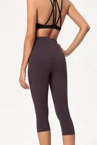 Detailansicht der hochgeschnittenen kurzen Yogahose hinten mit enger Passform und Stoff.