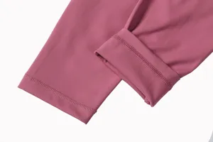 Vue détaillée du poignet de pantalon de yoga brossé, tissu doux extensible, belles coutures.