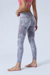 Λεπτομέρεια πίσω όψης παντελονιού γιόγκα tie-dye ψηλόμεσου με σχεδιασμό χωρίς ραφές.