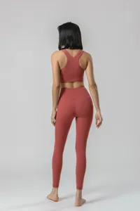Vue arrière détaillée de l'ensemble de yoga taille haute pour femmes, sport fitness.