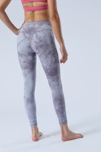 Λεπτομερής πίσω όψη από κολάν γιόγκα tie-dye υψηλής μέσης χωρίς ραφές σχεδίασης.