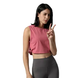 Roze korte yoga tanktop voor vrouwen, mouwloos fitness sportshirt voor training en workout.