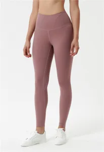Dettaglio dei leggings da yoga a vita alta con tessuto elastico e cuciture push-up modellanti.