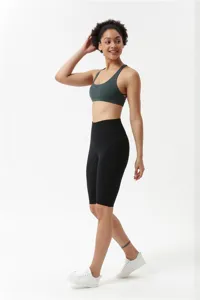 Vue rapprochée de shorts de yoga noirs taille haute et de soutien-gorge de sport.