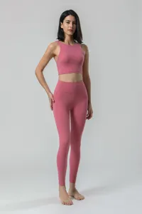 Vue détaillée de l'ensemble de yoga rose pour femme, taille haute, séchage rapide.