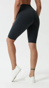 Vue detaillee short de yoga femme taille haute texture douce ajustement sport dos.