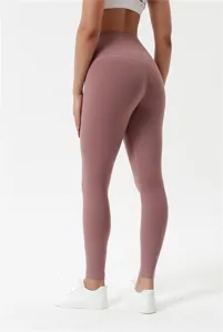Dettagli dei pantaloni da yoga push-up a vita alta, tessuto elasticizzato e traspirante.