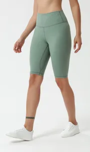 Détail de short de yoga taille haute, tissu brossé sans coutures, vêtement de sport.