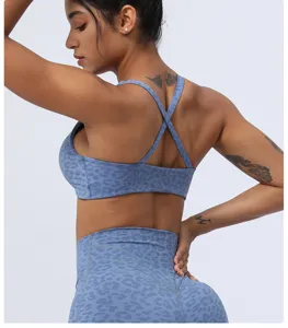 Vue détaillée de la brassière de sport croisée imprimé léopard et legging taille haute.