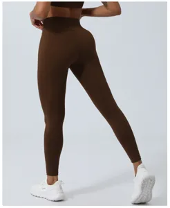 Vista dettagliata di leggings yoga marroni vita alta vestibilita posteriore sport.