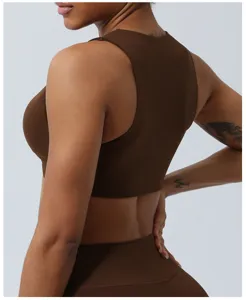 Vue détaillée de la brassière de sport marron pour yoga avec maintien et confort.