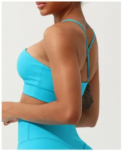 Dettaglio reggiseno sportivo blu schiena incrociata, yoga fitness traspirante con imbottitura.