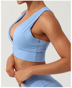 Soutien-gorge de sport bleu clair col V, tissu respirant effet nude, détail fitness sport.