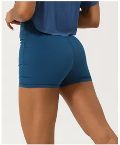 Primer plano de los pantalones cortos de yoga fruncidos de talle alto con diseño levanta glúteos.