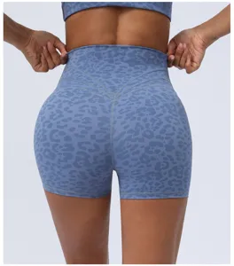 Detail short de yoga croise taille haute, design push-up fessier, pantalon fitness elastique.